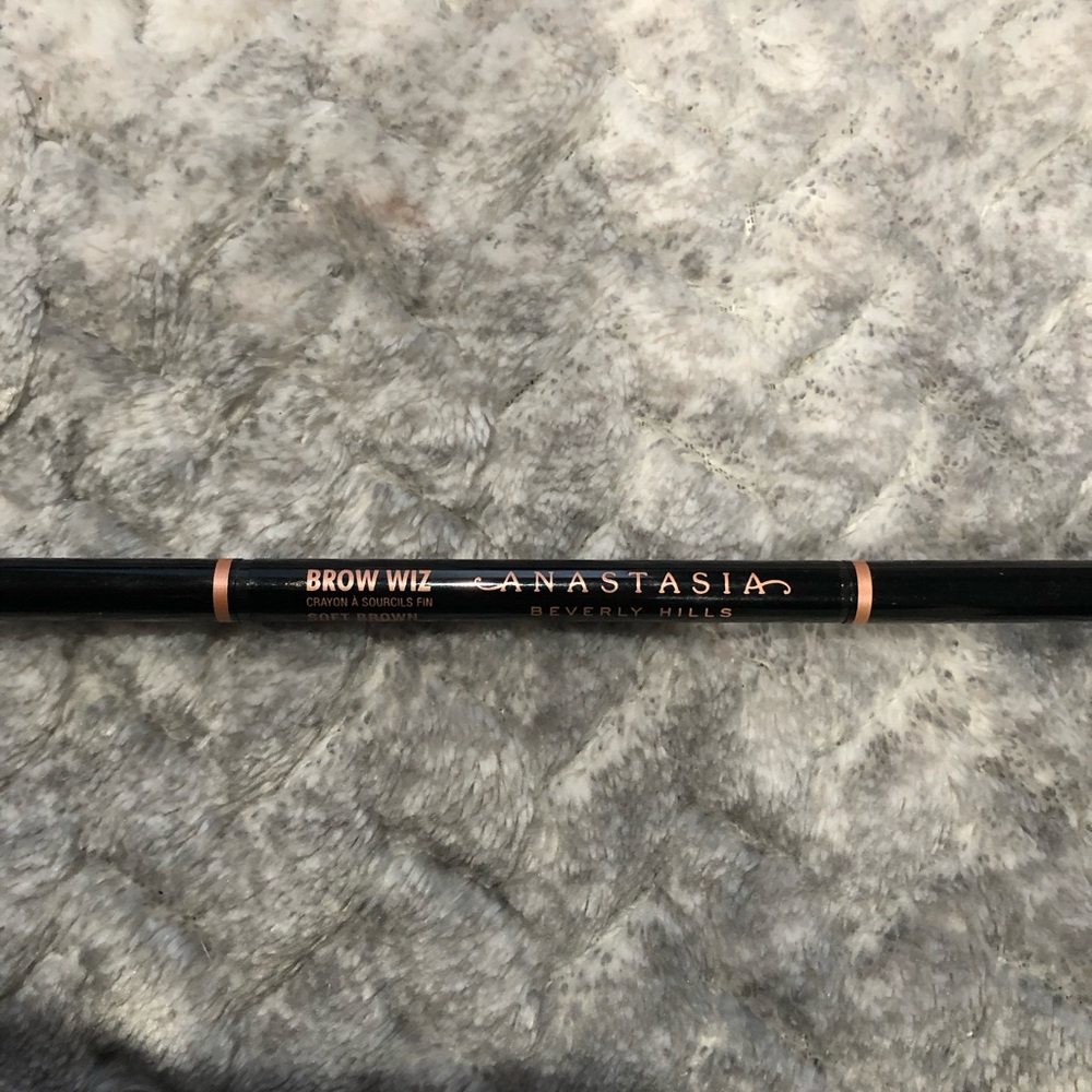 Anastasia Beverly Hills brow wiz